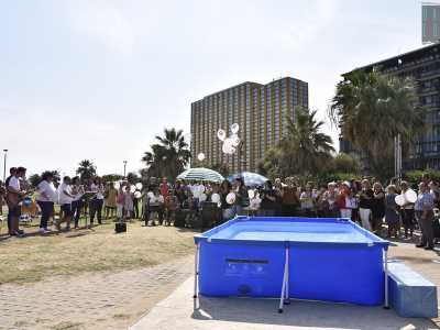 Siamo andati ad assistere al rito, iniziato intorno alle 10.30 del mattino. Quando attraversiamo il varco che porta alla spiaggia li vediamo tutti riuniti nei pressi del bar, sulla distesa erbosa che precede il litorale di sabbia barese